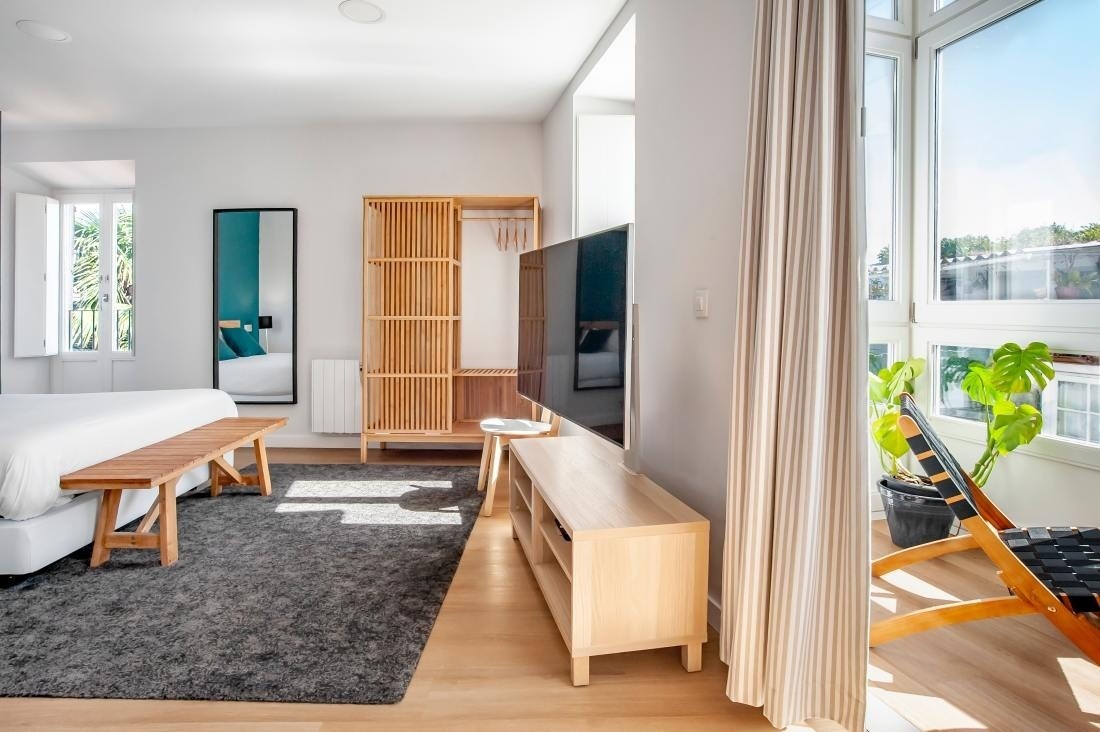 una habitación con una cama y un televisor de pantalla plana