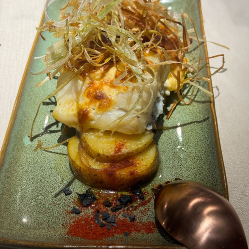 Délicieux plat de poisson aux pommes de terre, garni de poireaux croustillants. SNO: Candanchú.