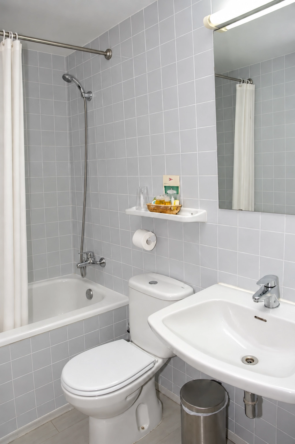 Salle de bain carrelée avec baignoire, douche, toilettes et lavabo, idéale pour votre séjour SNÖ Candanchú.