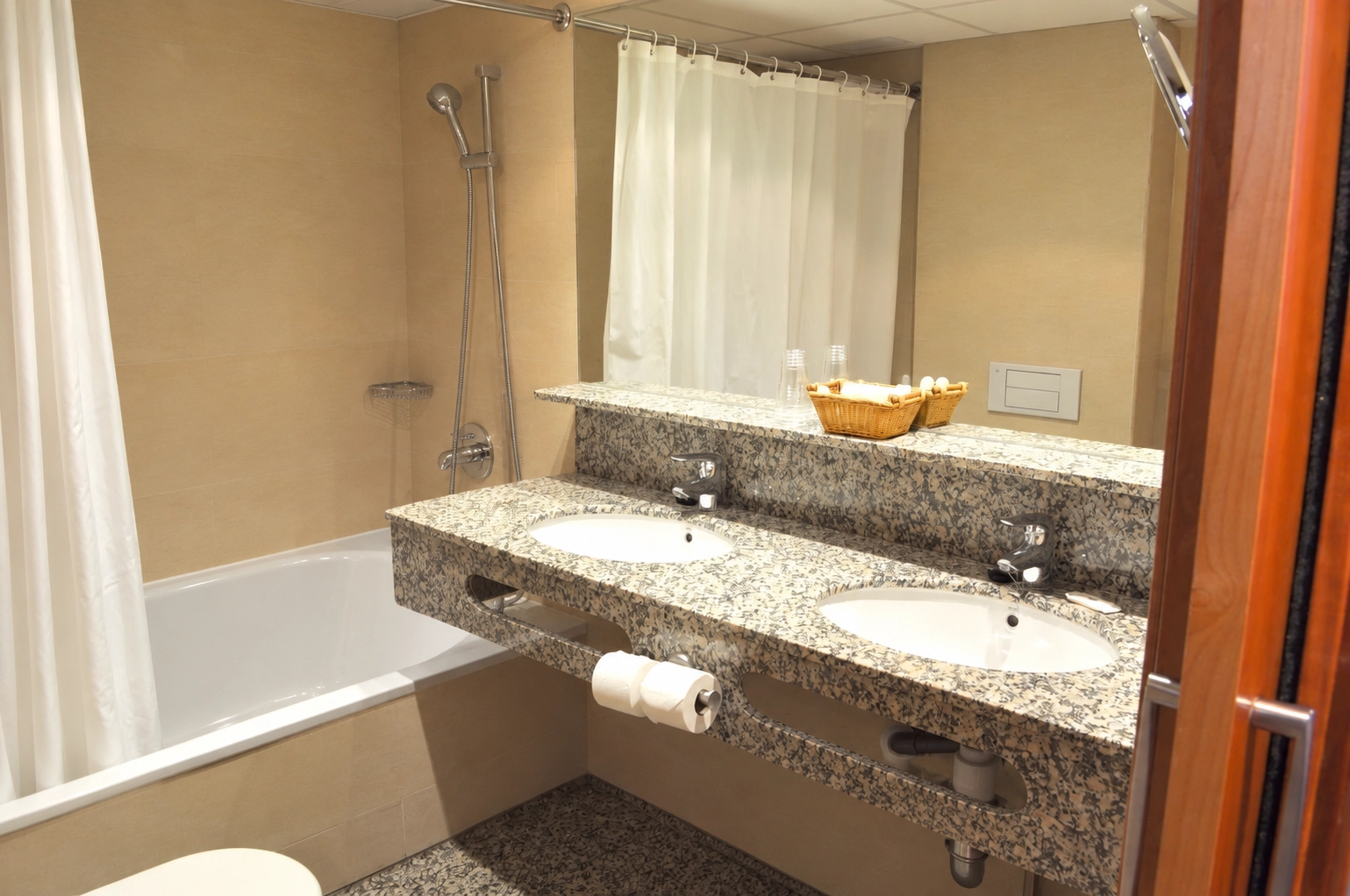 Salle de bain hôtel SNO: Candanchú avec lavabo, WC et serviette sur carrelage turquoise.