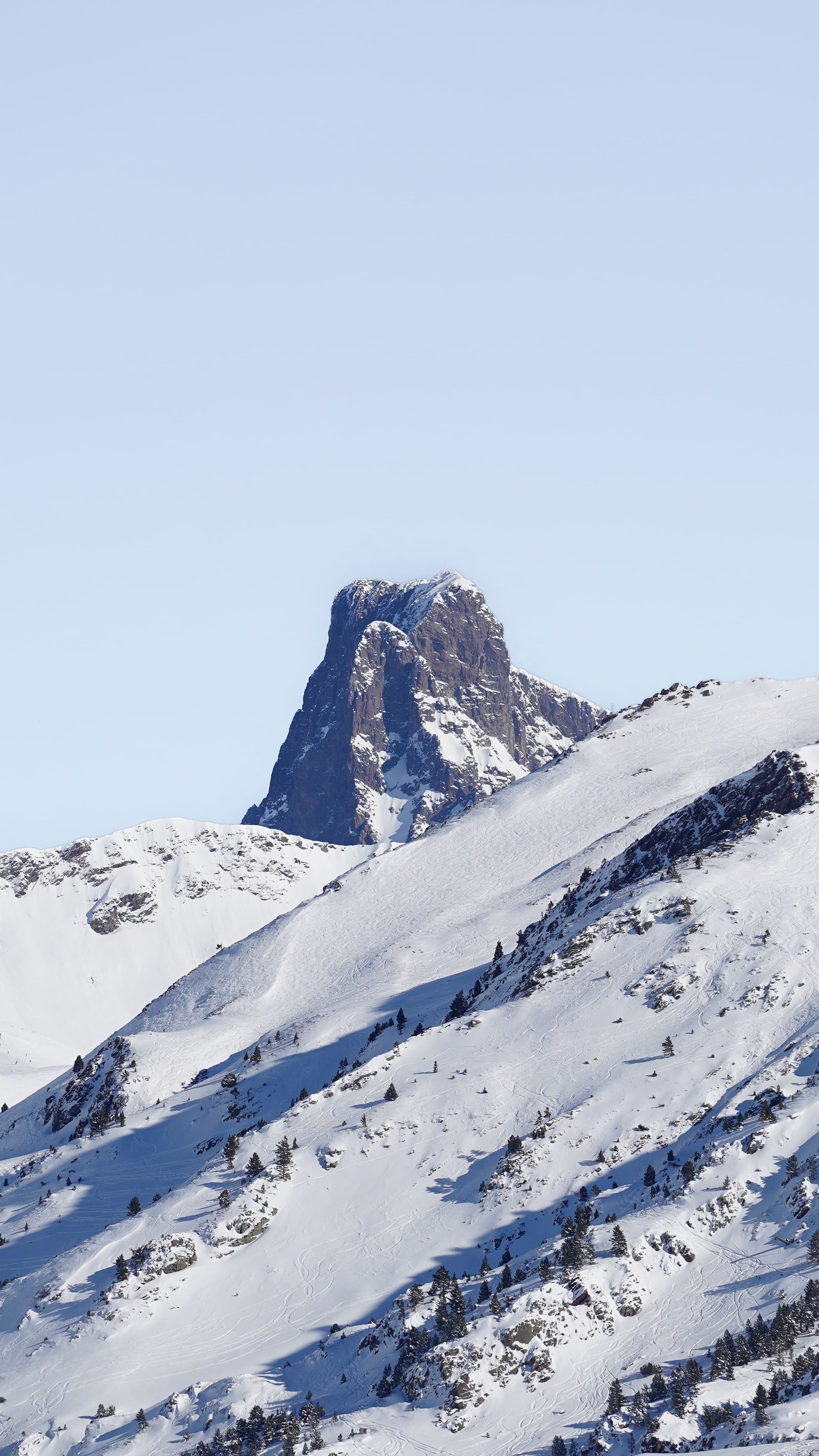 una vista de las montañas con un cielo azul