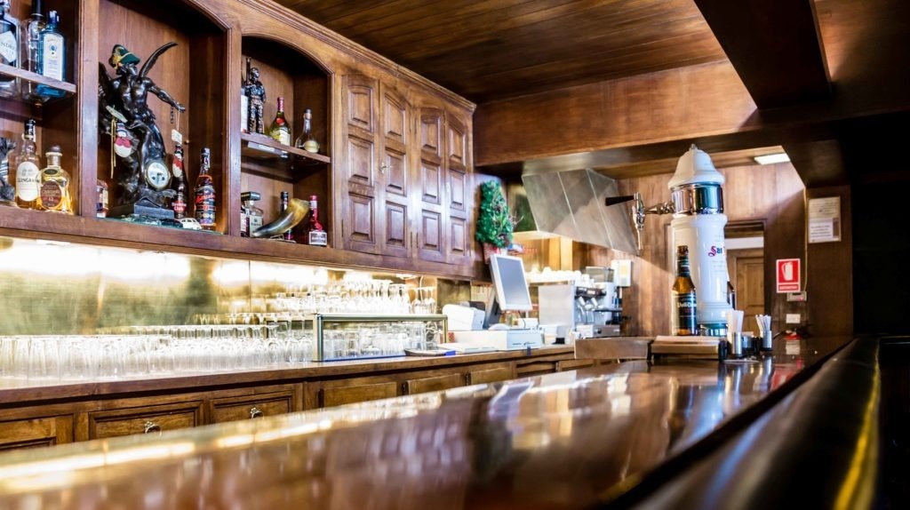 une salle à manger avec des tables et des chaises et une cheminée