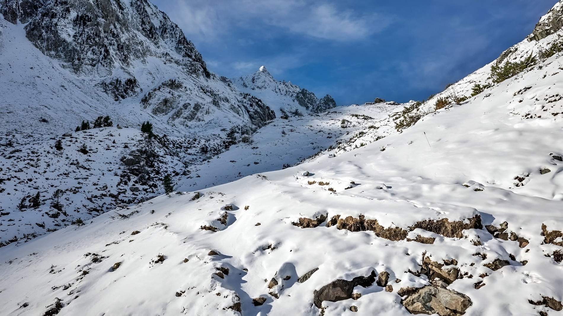 un pequeño pueblo cubierto de nieve con un edificio blanco con la palabra hotel al fondo