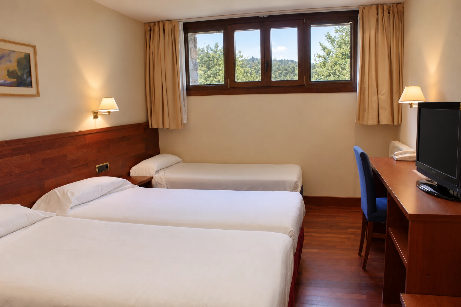 Chambre triple SNO: Candanchú avec lits confortables, TV et bureau.