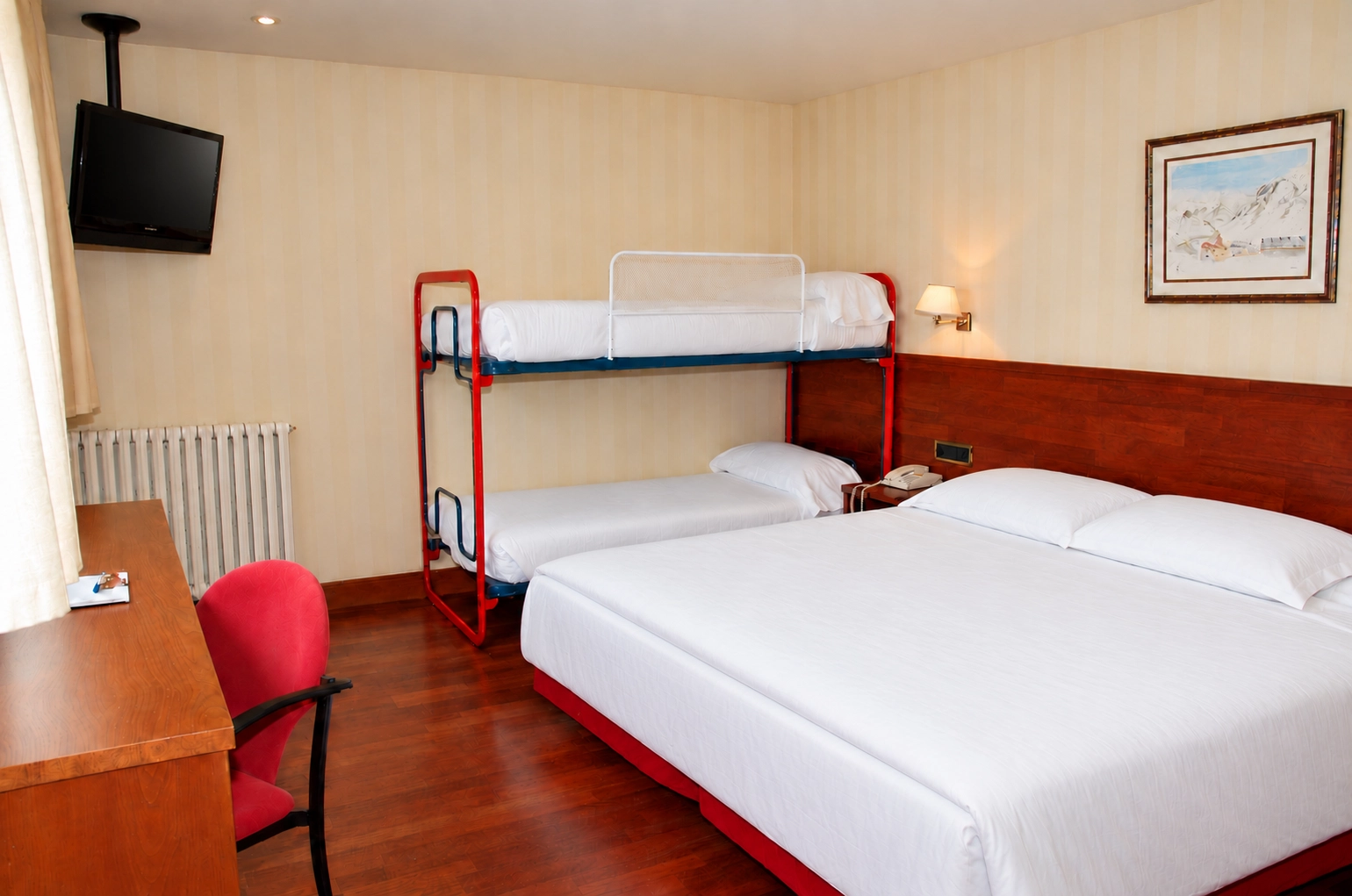 Chambre d'hôtel avec deux lits, bureau et chaises à SNO: Candanchu.