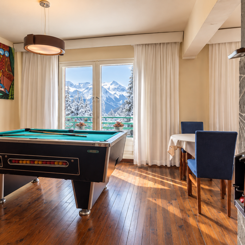 Salle de jeux avec billard et vue sur les montagnes à SNO: Candanchú.
