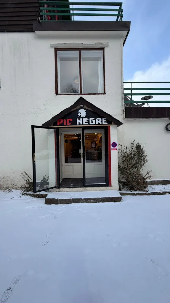 Magasin de ski à SNO: Candanchú avec skis et vêtements d'hiver.