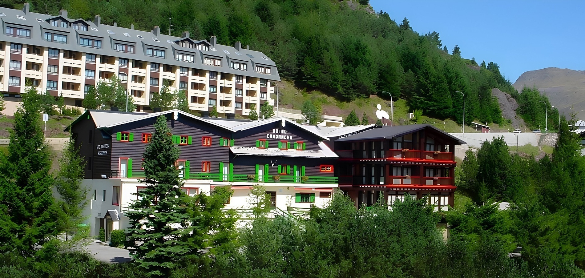 un grand bâtiment en bois avec le nom de l' hôtel cannonball sur le dessus