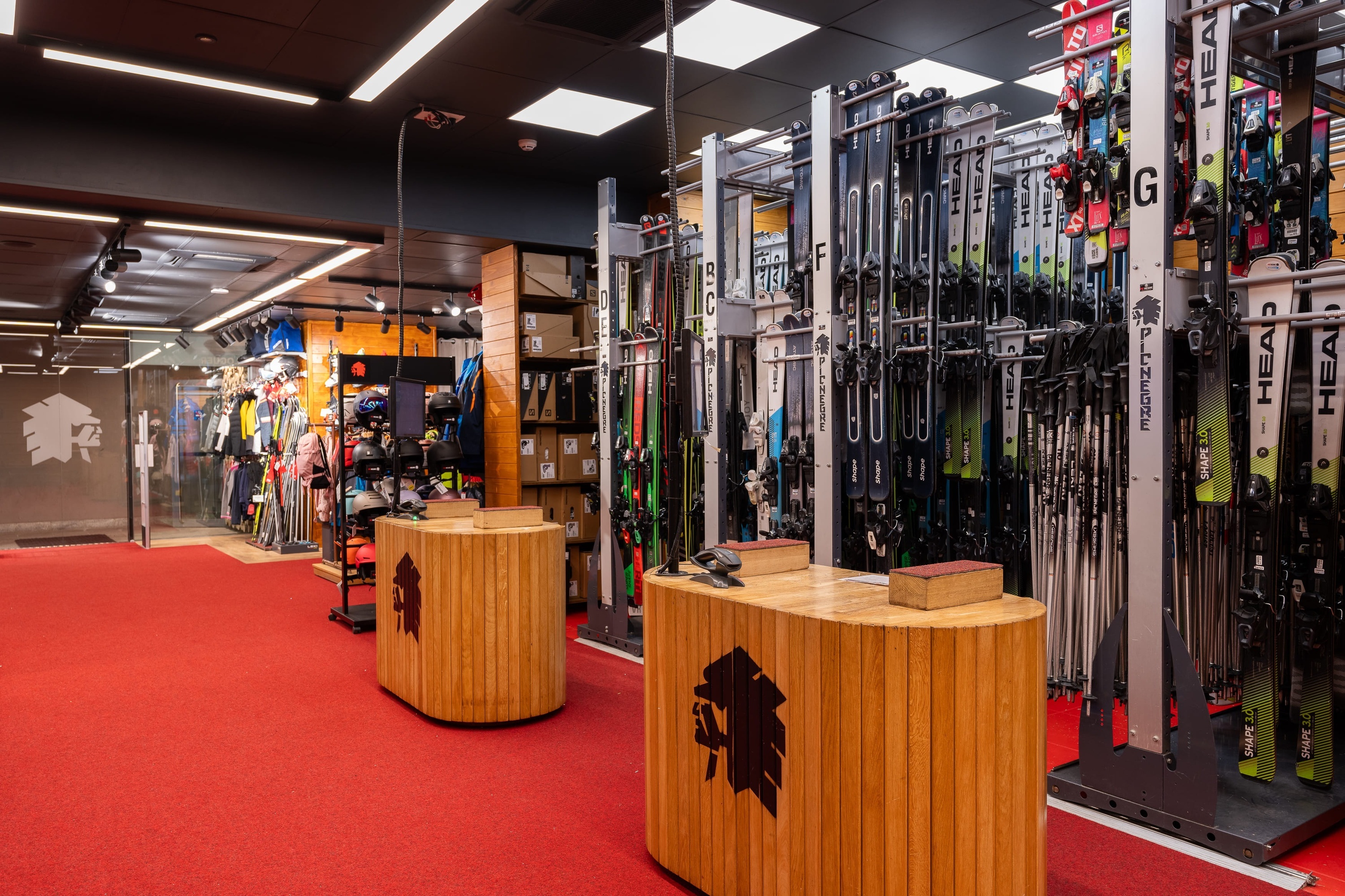 un gros morceau de viande sur une assiette de purée de pommes de terre