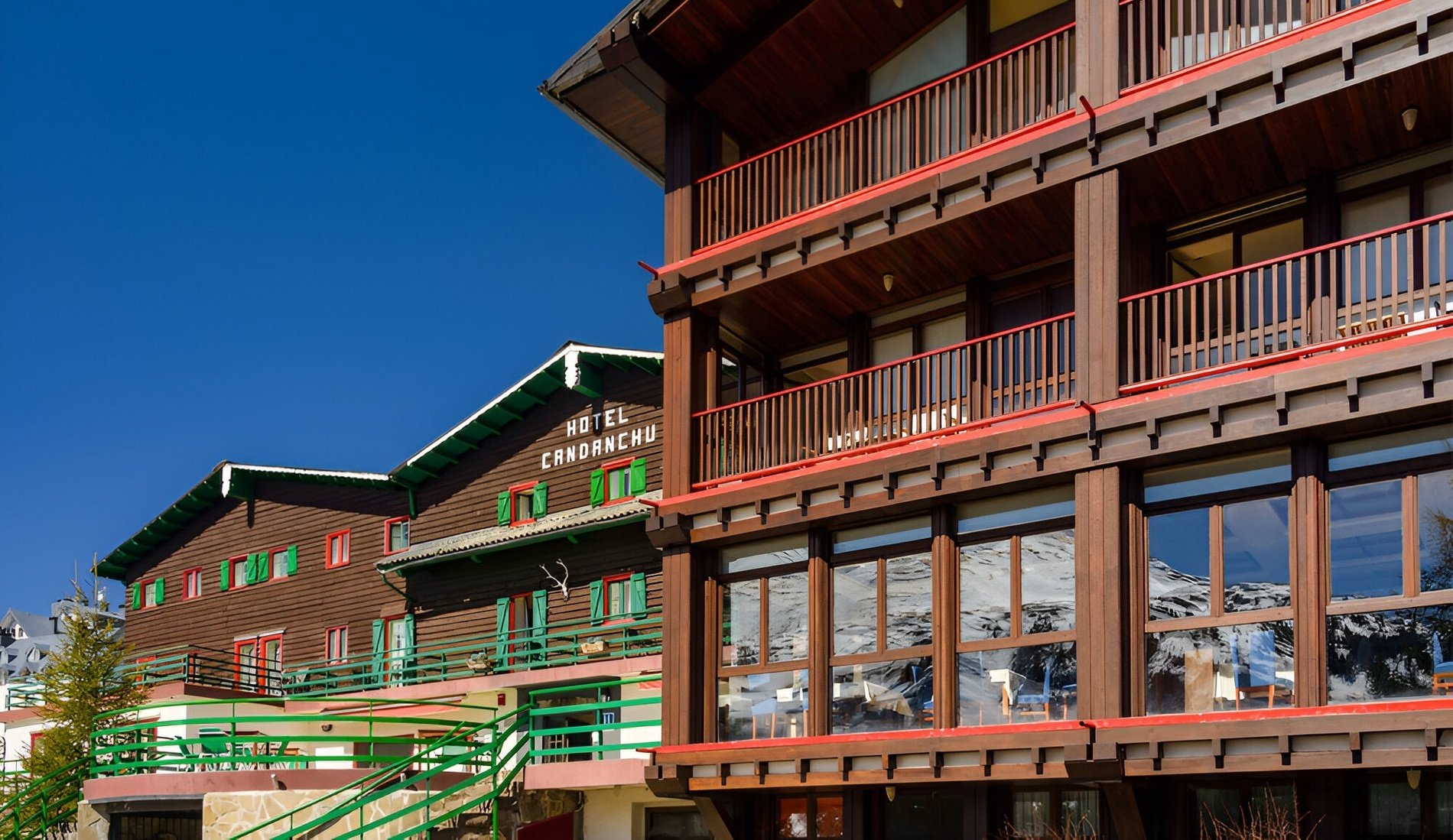 un hotel de madera con balcones rojos y verdes