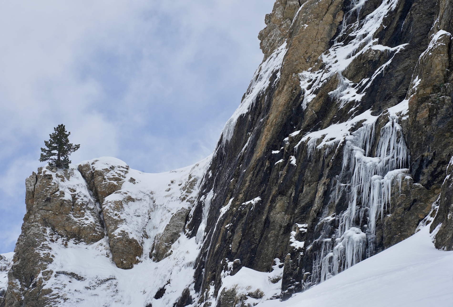 un pequeño pueblo cubierto de nieve con un edificio blanco con la palabra hotel al fondo