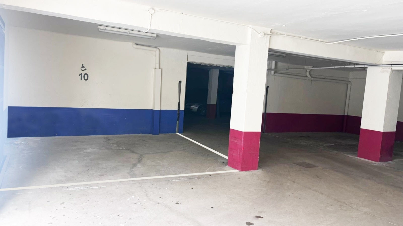 une salle de conférence avec des tables et des chaises rouges et bleues