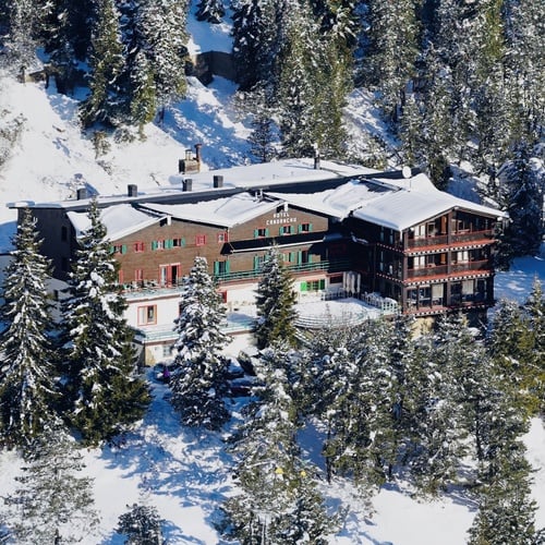 un edificio cubierto de nieve con la palabra hotel candanchu en la parte superior