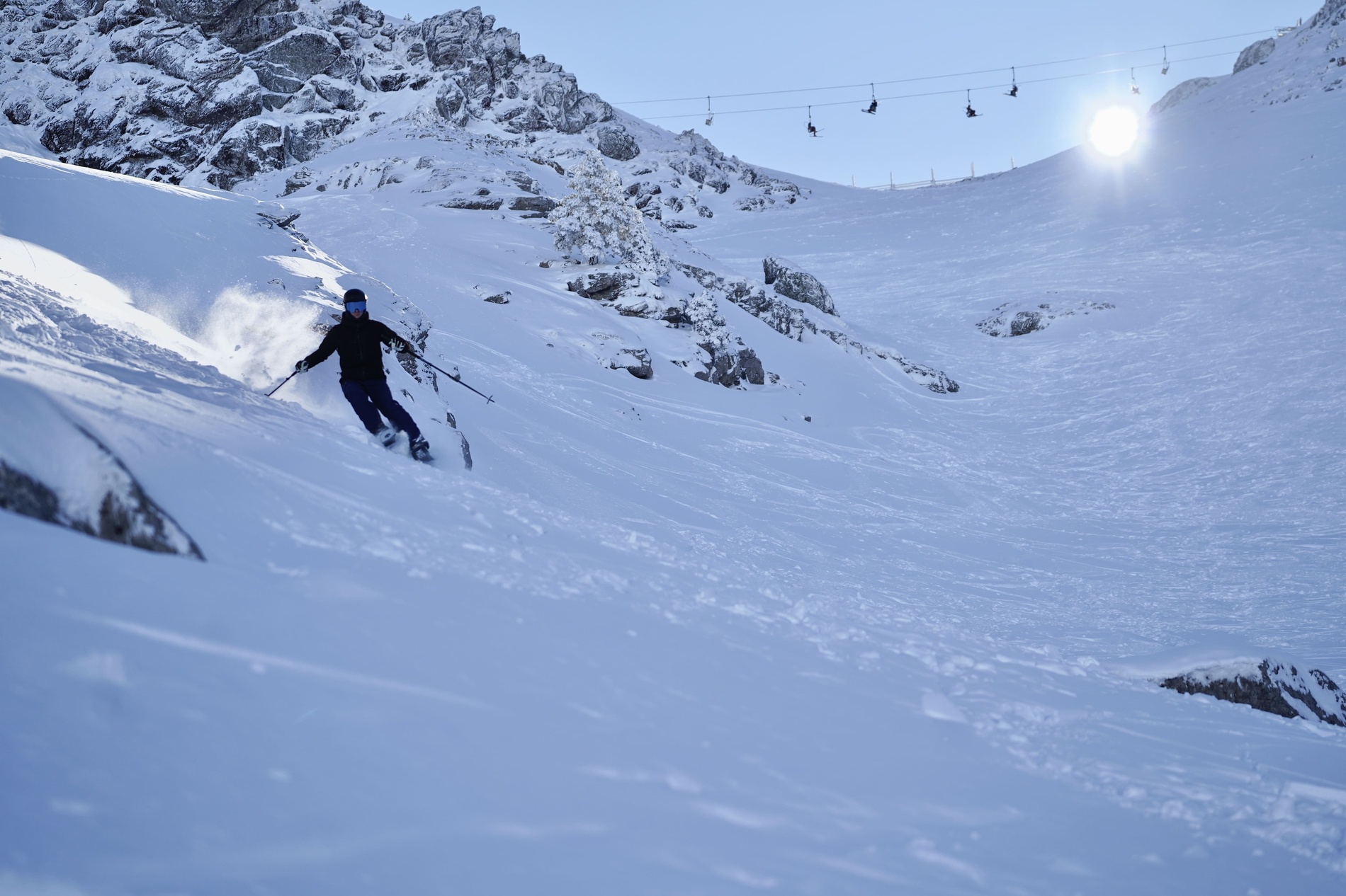 une petite ville couverte de neige avec un bâtiment à côté qui a le nom de la montagne