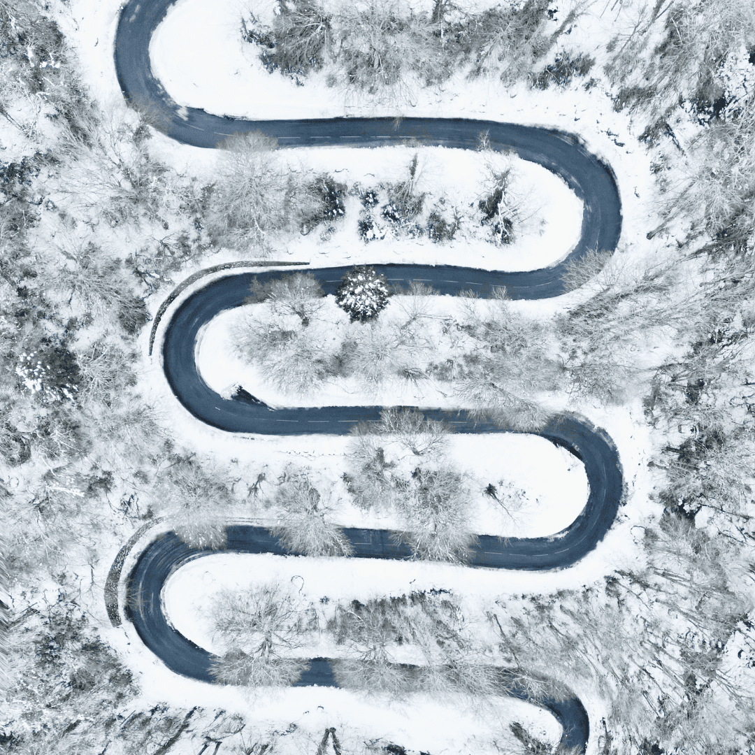 las montañas están cubiertas de nieve y las rocas están cubiertas de nieve
