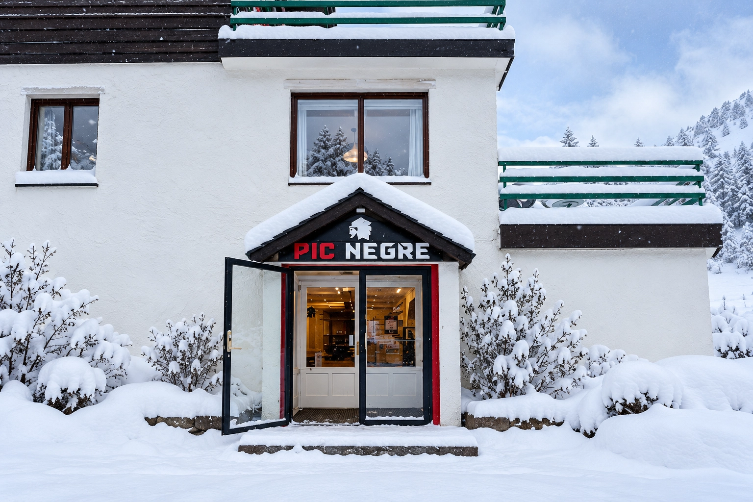 Ski shop at SNO: Candanchú featuring skis and winter apparel.