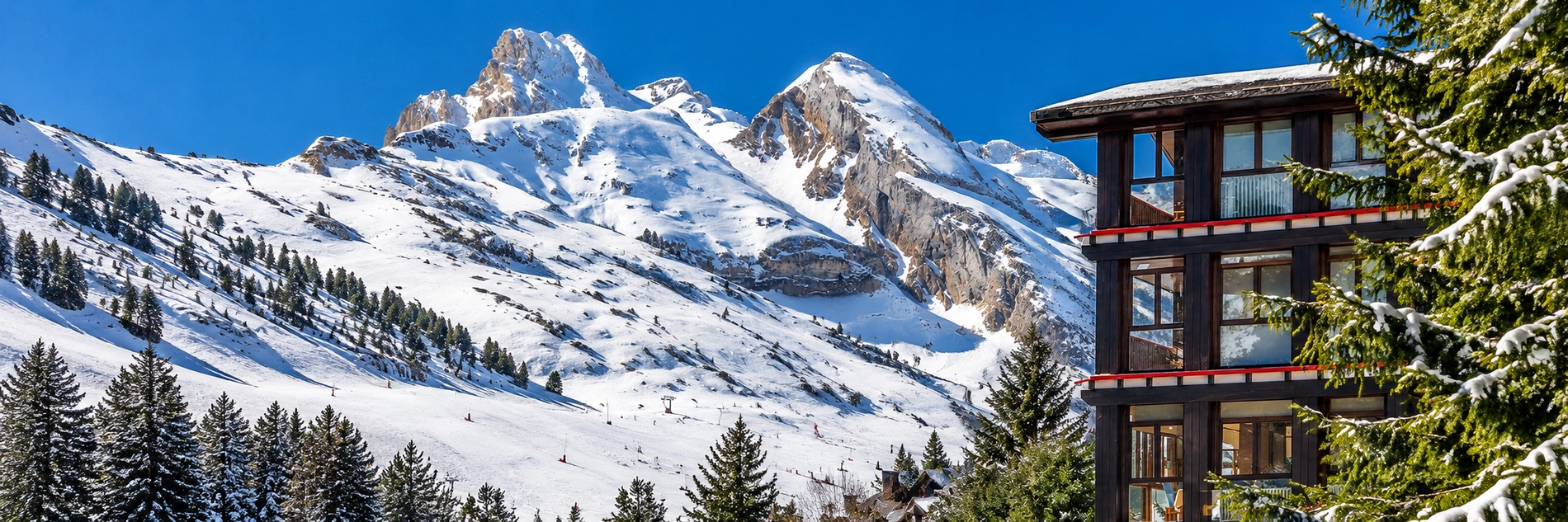 Images | Hôtel SNÖ Candanchú | Pyrénées : Chalet de montagne enneigé avec vue sur les montagnes.