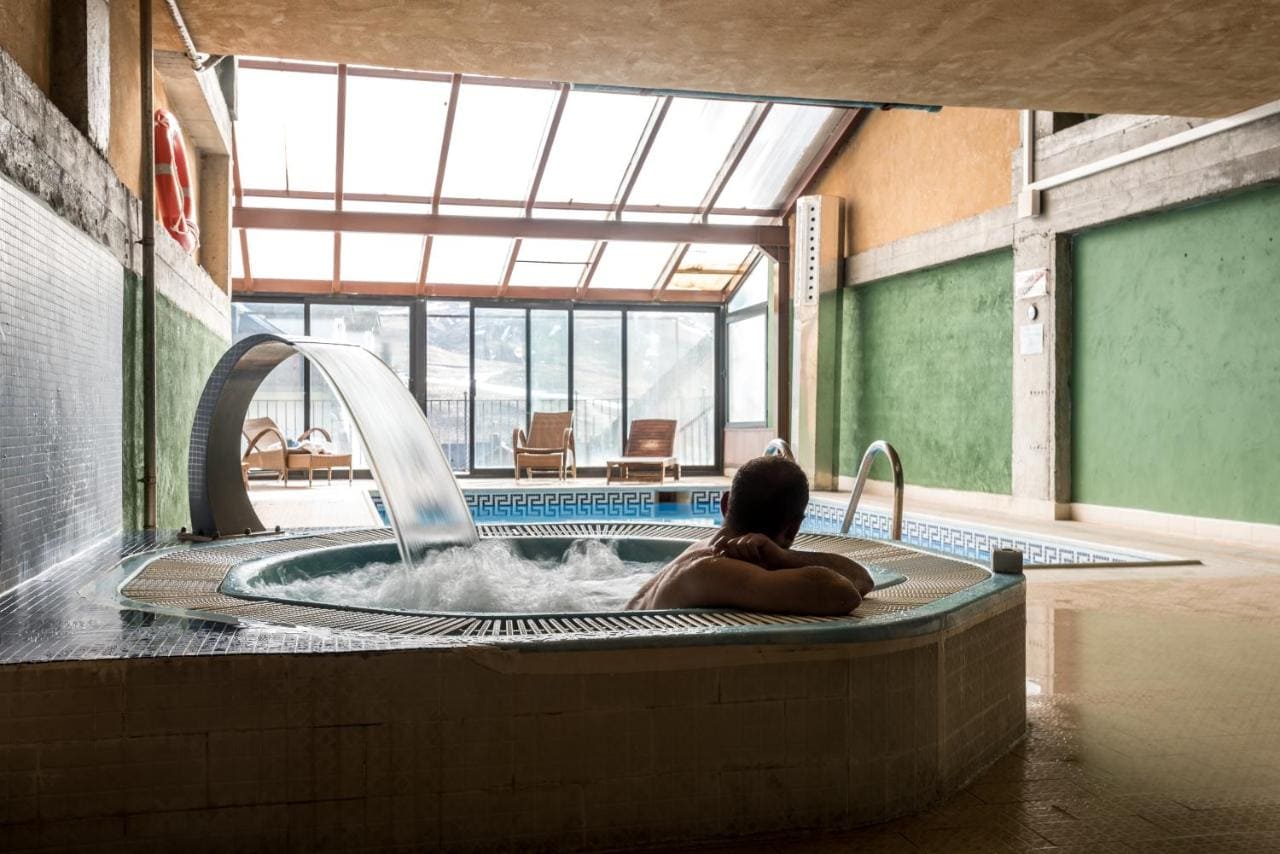 Escritorio con lámpara, TV y sillón en SNÖ Villa de Sallent 4* | Web oficial SNÖ Hotels.