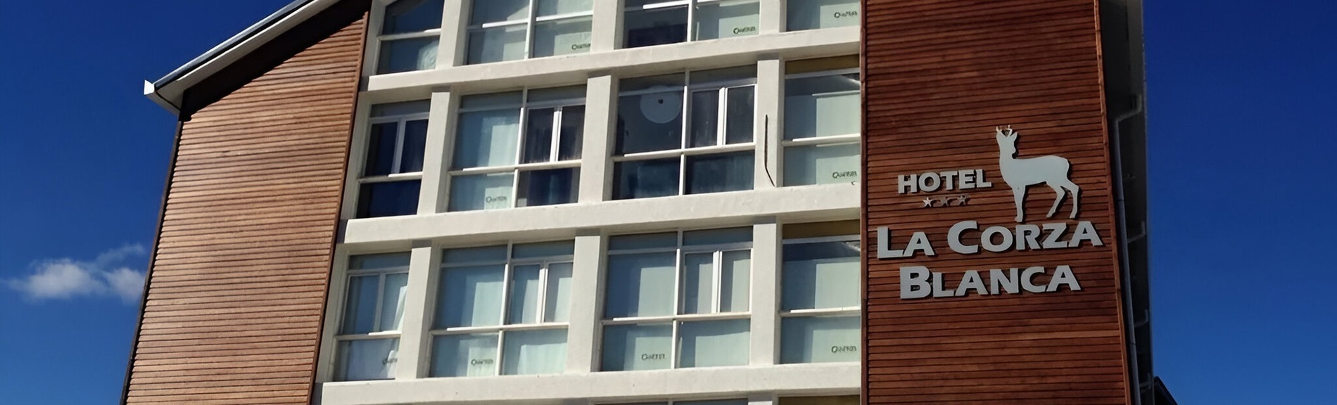 el hotel la corza blanca tiene una fachada de madera