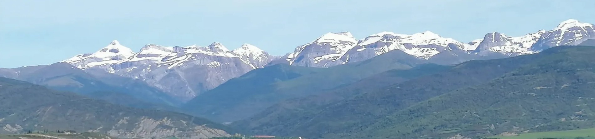 un valle con montañas y un lago en medio