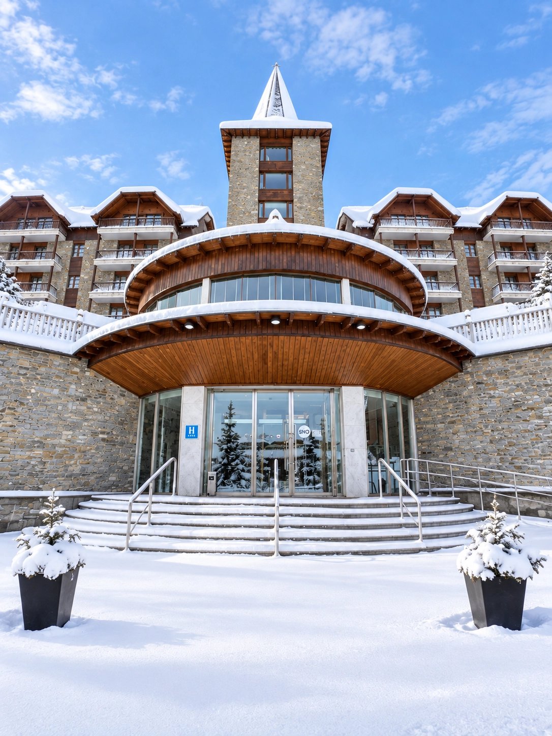 Hotel SNÖ Aragón Hills cubierto de nieve, Valle de Tenal. ¡Reserva en SNÖ Hotels!