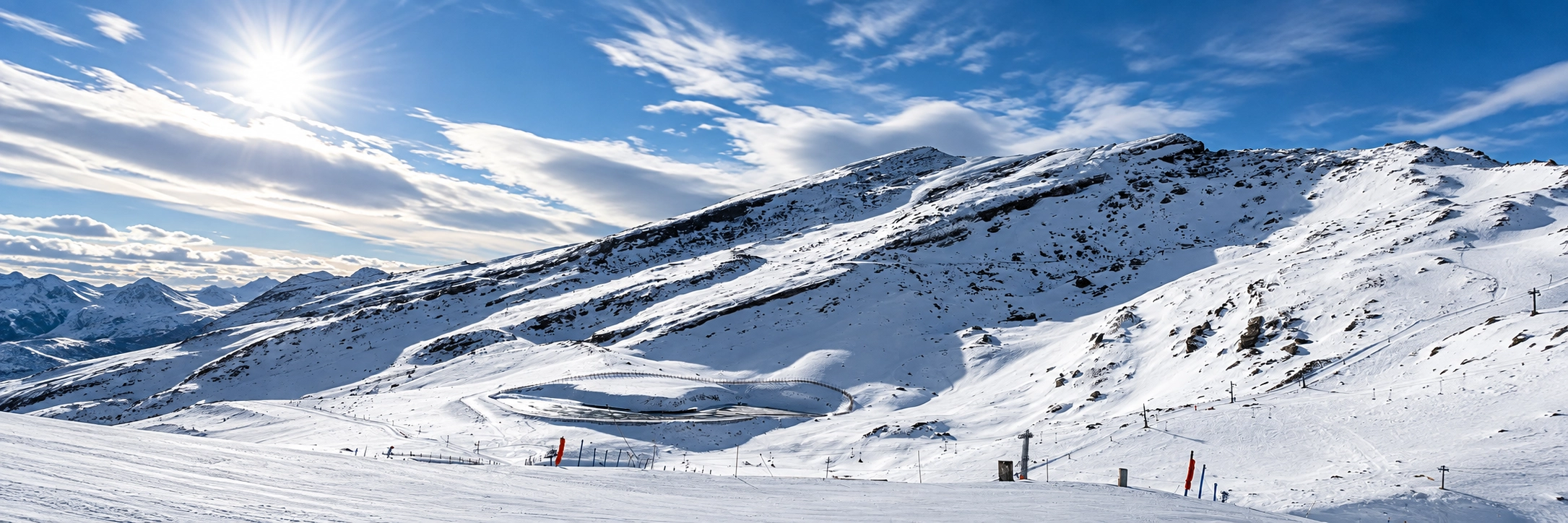Esquí SNO: Corporativa en pistas nevadas con telesillas y vistas alpinas.