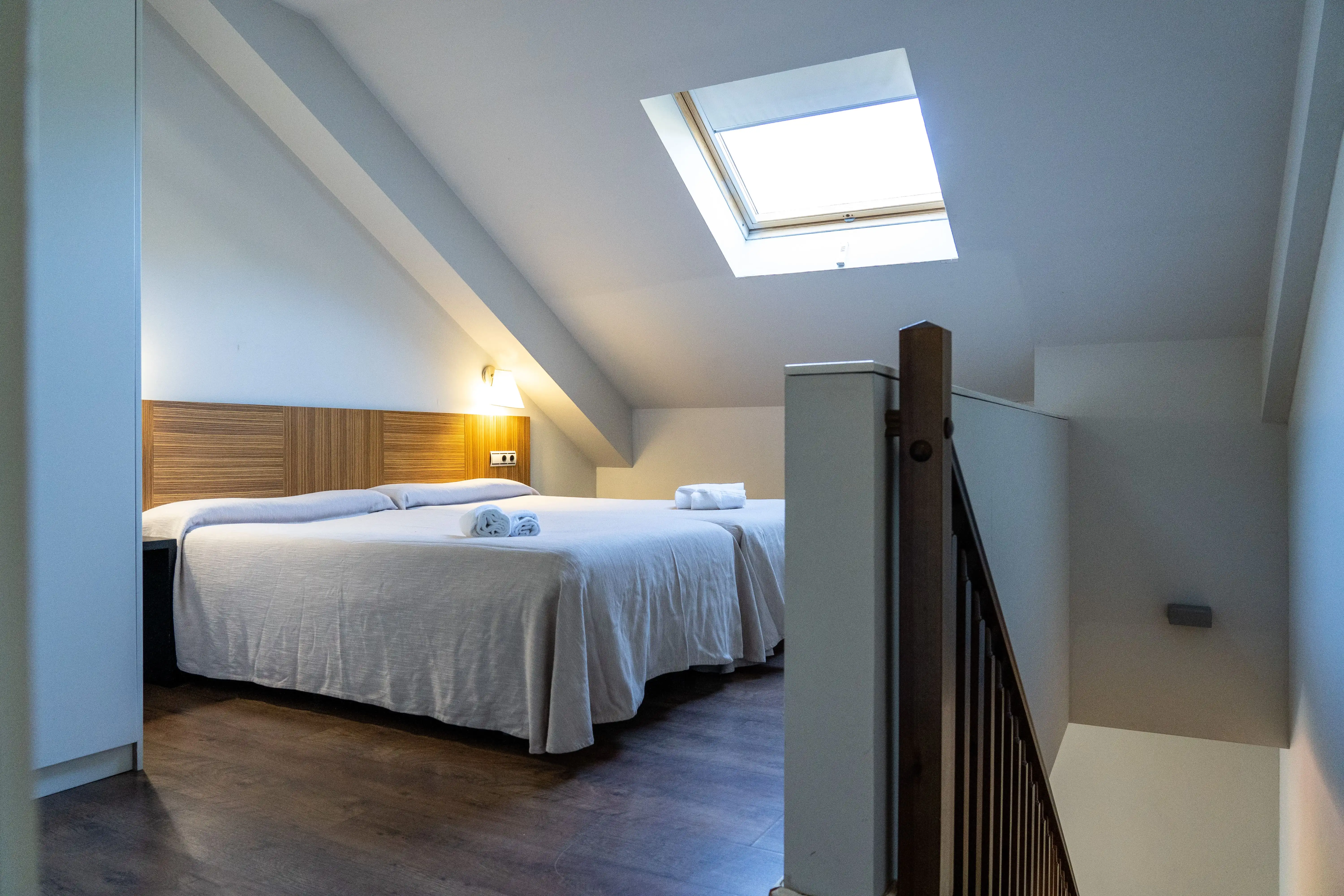 Dormitorio ático con dos camas individuales en SNÖ Isaba | Valle del Roncal | SNÖ Hotels | Web oficial.