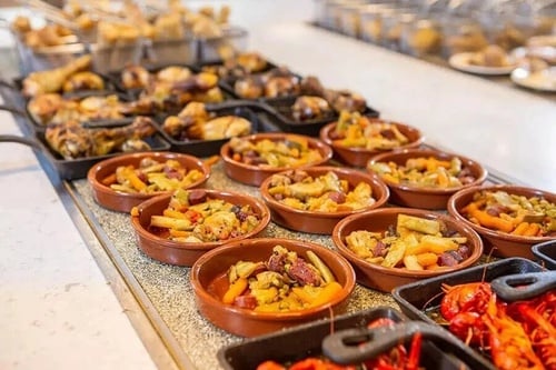 un montón de platos de comida están sobre una mesa .