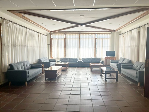una sala de estar con muchos sofás y mesas