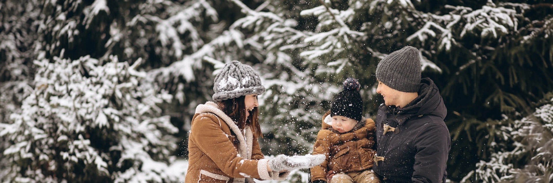una pareja y un niño se divierten en la nieve