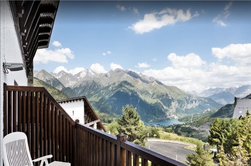 un balcón con vista a las montañas y un lago