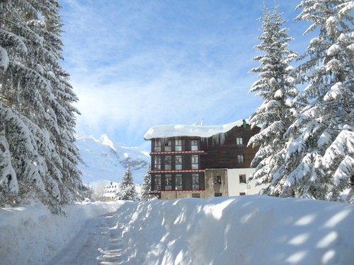 Hotel de montaña cubierto de nieve en Candanchú. SNÖ Hotels | Web oficial.