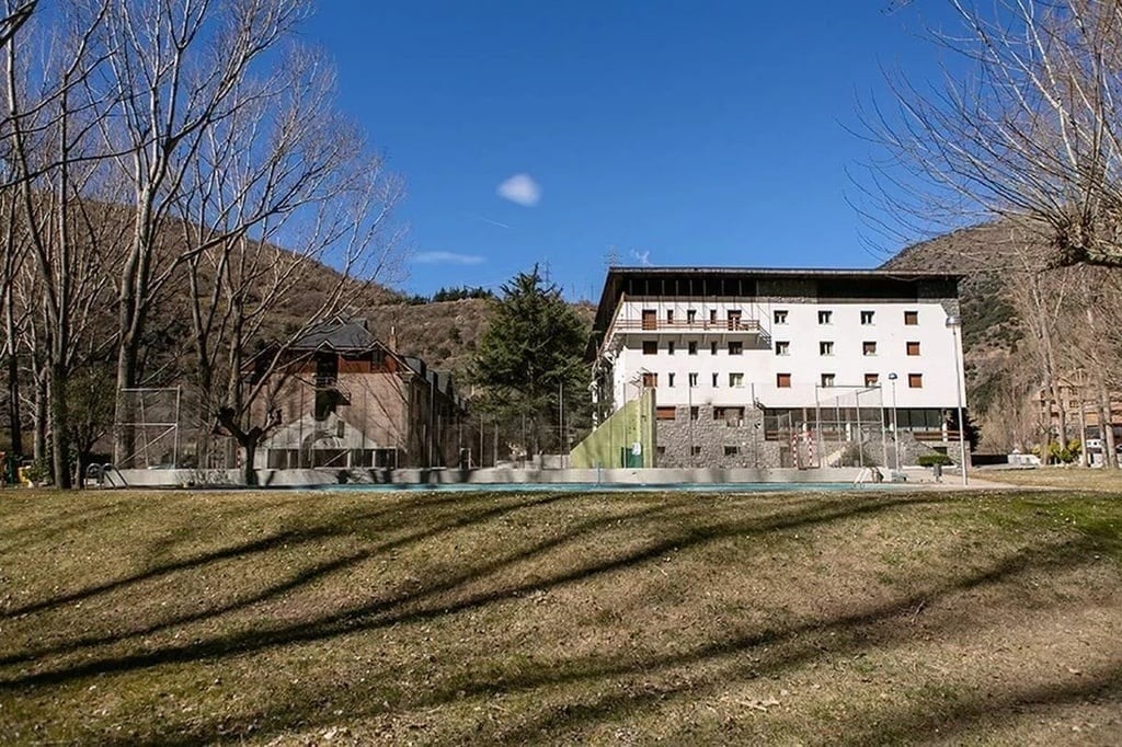 una habitación de hotel con una cama y una ventana .