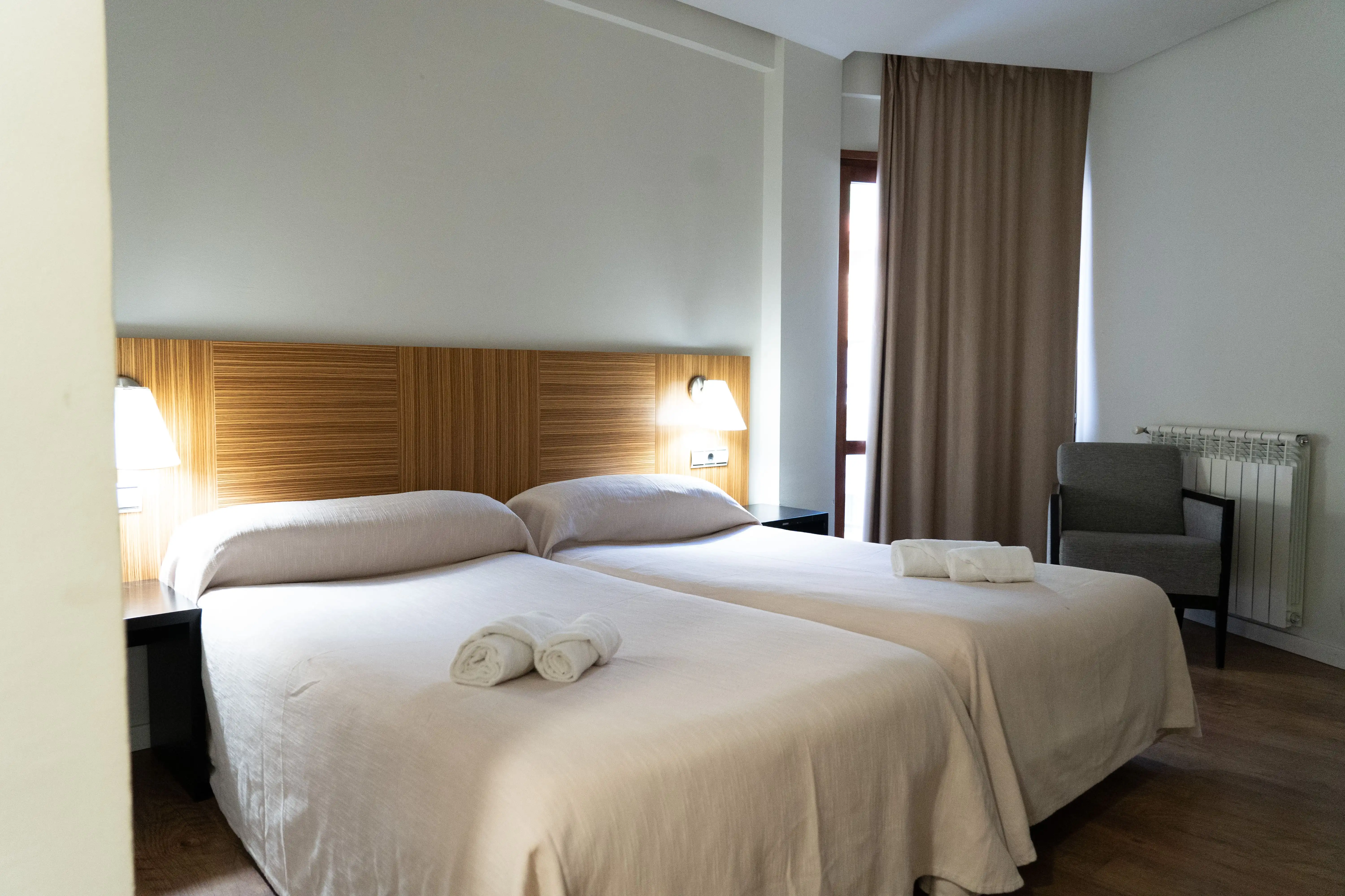 Habitación doble acogedora con dos camas en SNÖ Isaba | Valle del Roncal | SNÖ Hotels.