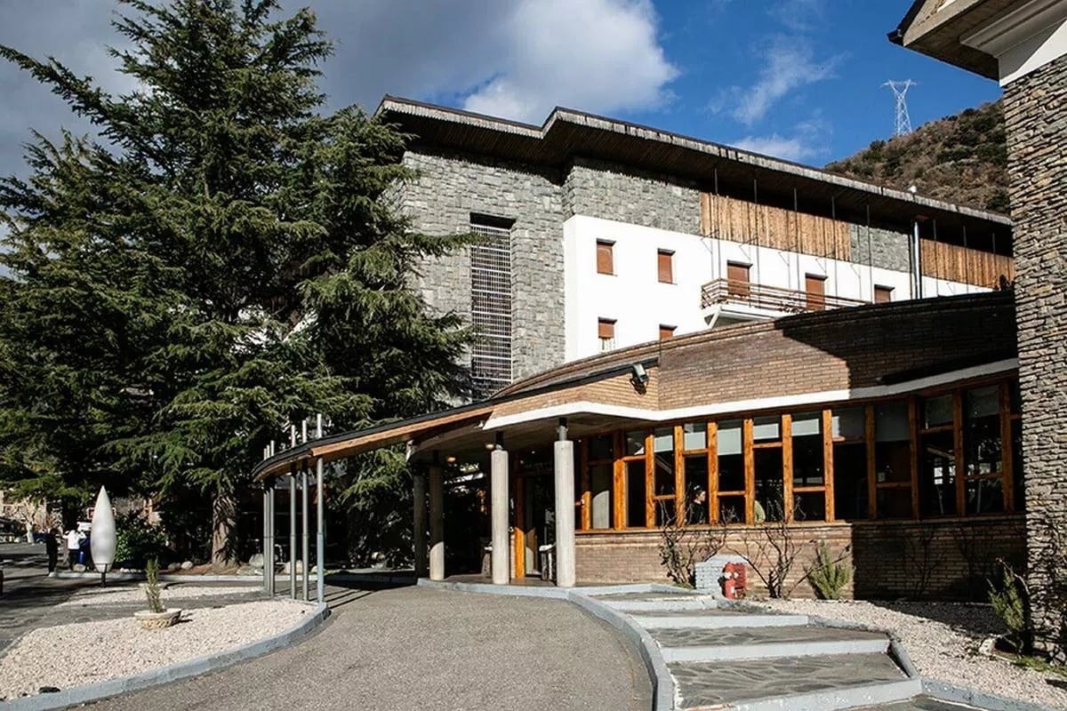 Hotel SNÖ Condes de Pallars en el Pirineo: tenis y vistas. Reserva oficial SNÖ Hotels.