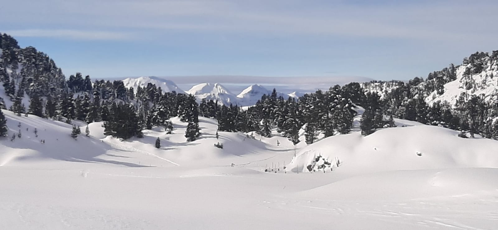 Paisaje montañoso con lagos cristalinos en el Valle de Boí. Reserva tu estancia en SNÖ Hotels | Web oficial.