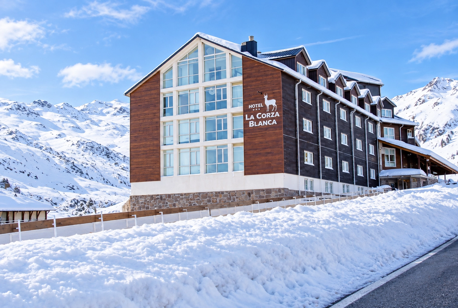 Hotel SNÖ La Corza Blanca en Alto Campo. Fachada moderna con madera y cristal. Web oficial SNÖ Hotels.