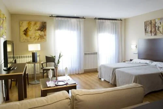 una habitación de hotel con dos camas y una silla