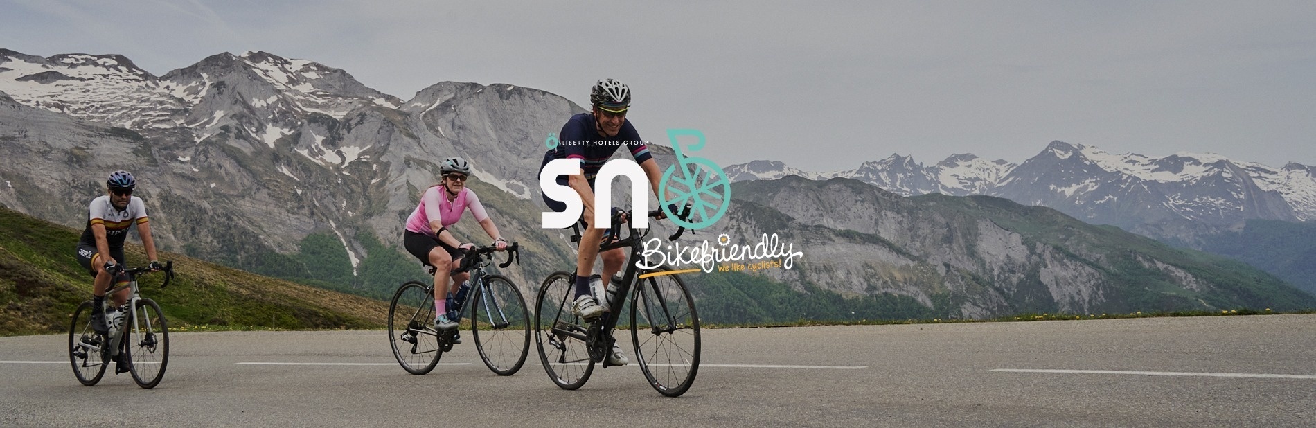 un groupe de personnes à vélo sur une route avec le logo bikefriendly