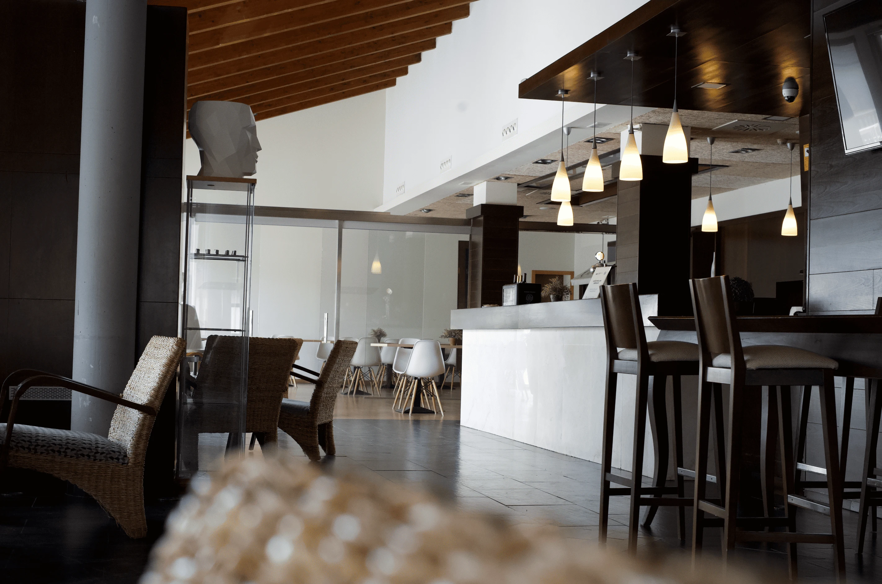 Salón acogedor con chimenea y vistas a la montaña en SNÖ Aragón Hills | Valle de Tenal | SNÖ Hotels | Web oficial