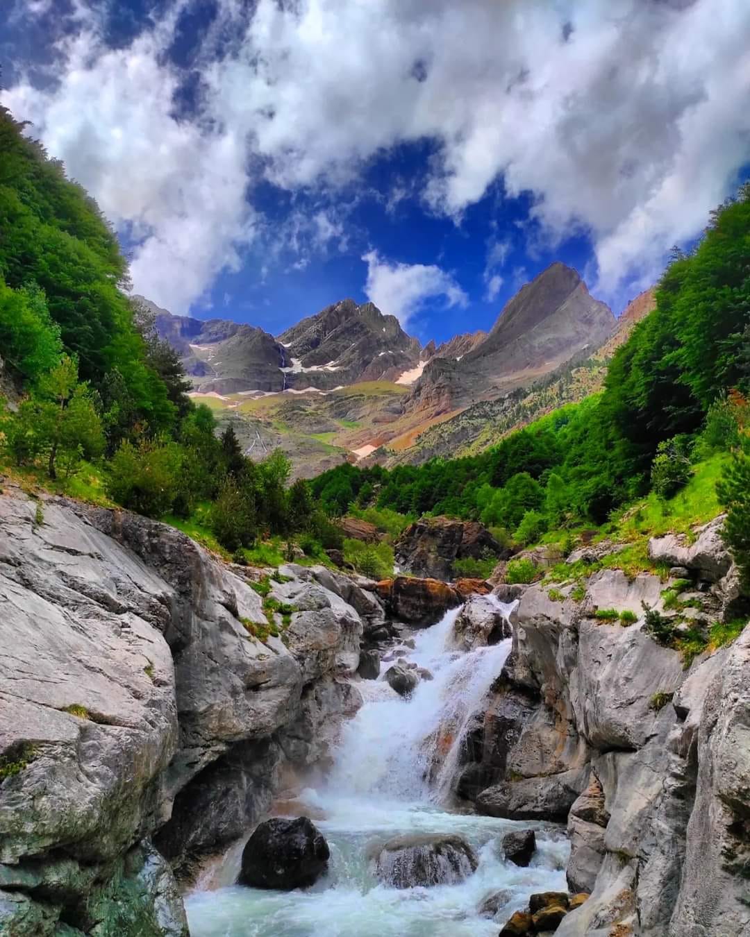 Crystal clear river and green mountains, ideal for a SNO: Corporate stay.