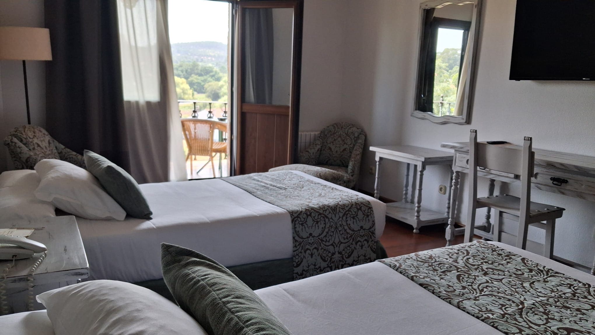 Habitación doble con 2 camas, ideal para el SNÖ Hotel Pazo o Rial en Pontevedra.