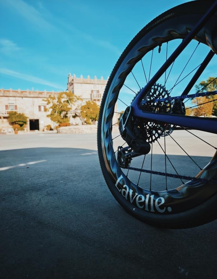Detail of a gravel bike wheel in front of Pazo O Rial
