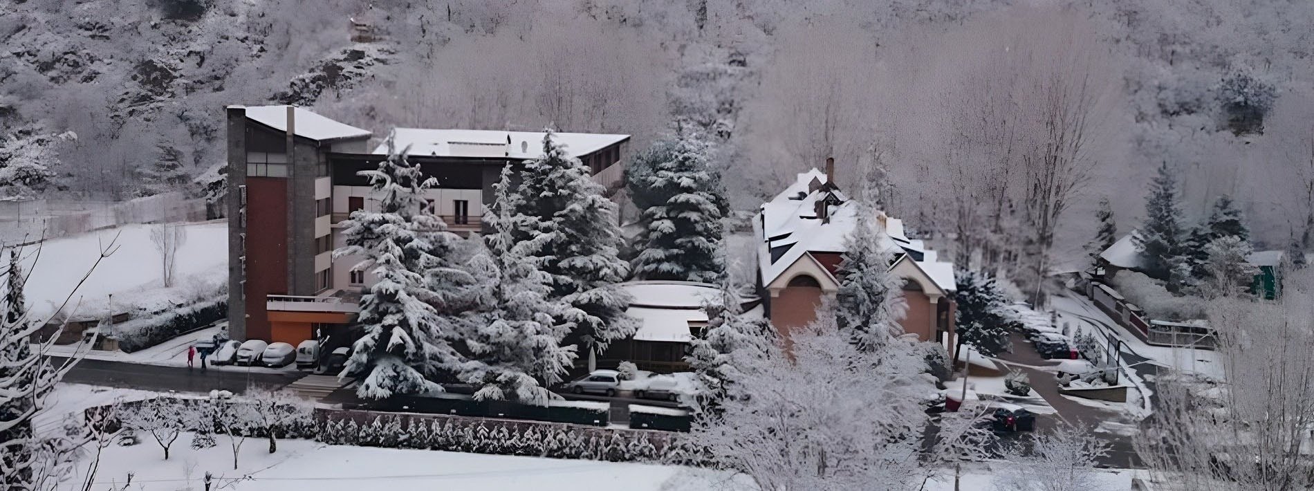 un edificio cubierto de nieve con la palabra el chivo en la parte delantera