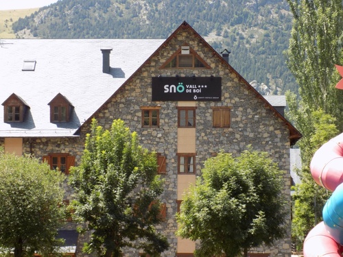 a building with a sign that says sno on it