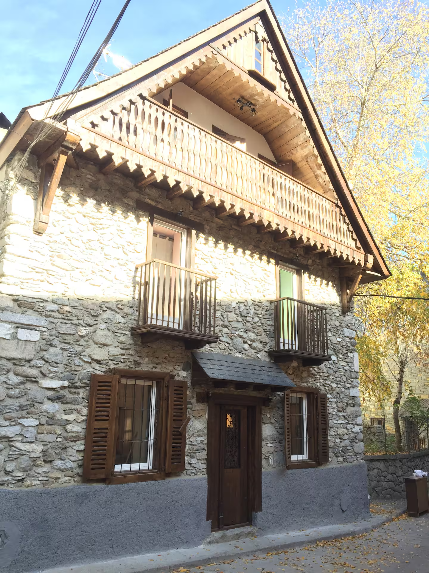 un coche está estacionado frente a un edificio de apartamentos