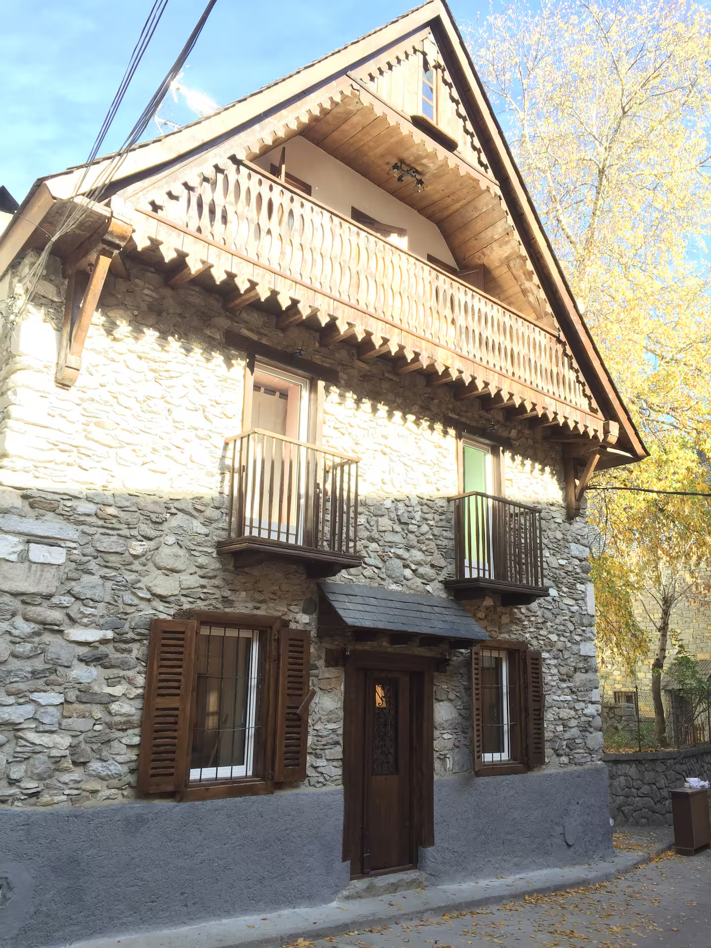 une skoda octavia est garée devant un grand bâtiment en pierre