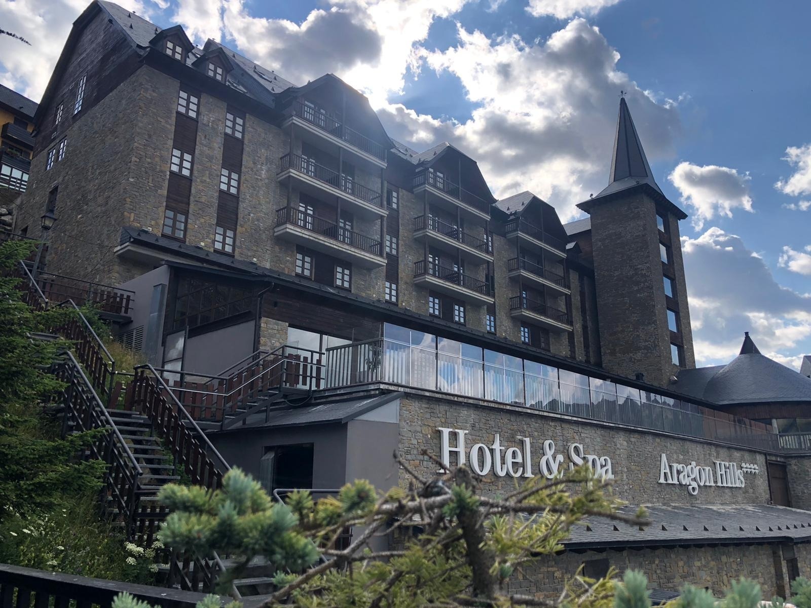 el hotel aragon hills está iluminado por la noche