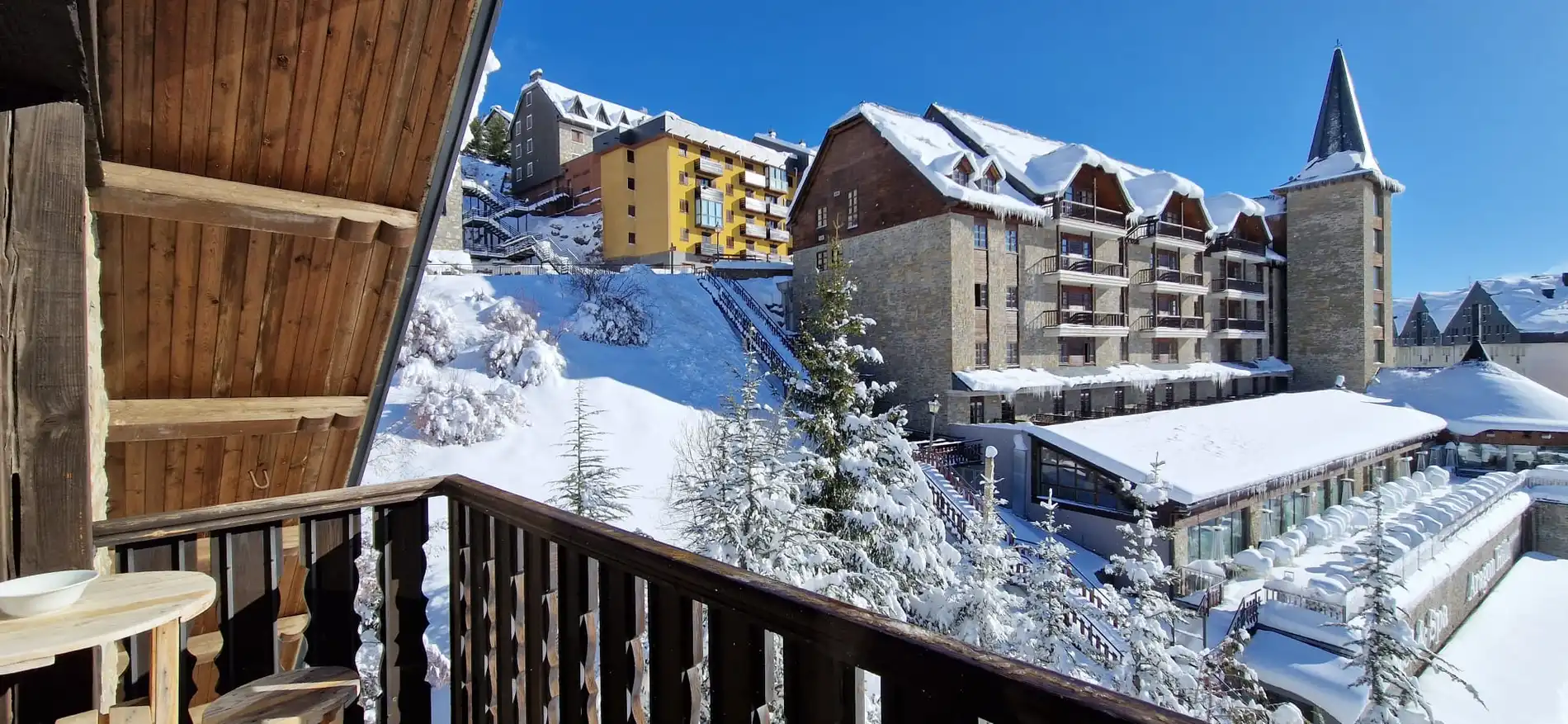 Nos hôtels | SNÖ Hotels : Randonnée avec chiens dans les montagnes alpines, vue panoramique