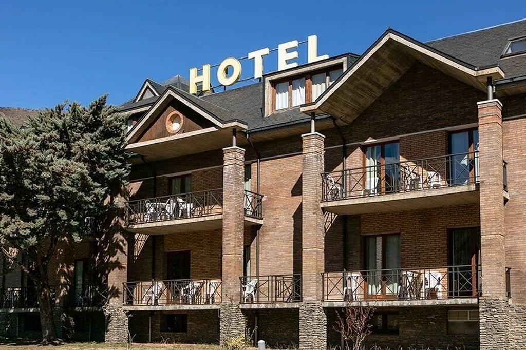 un edificio de ladrillo con balcones y la palabra hotel encima